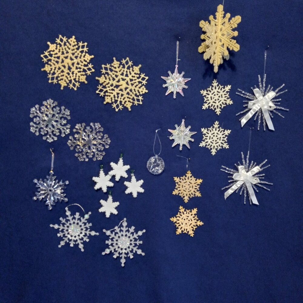 Vintage Acrylic Snowflakes Various Sizes 21 Count